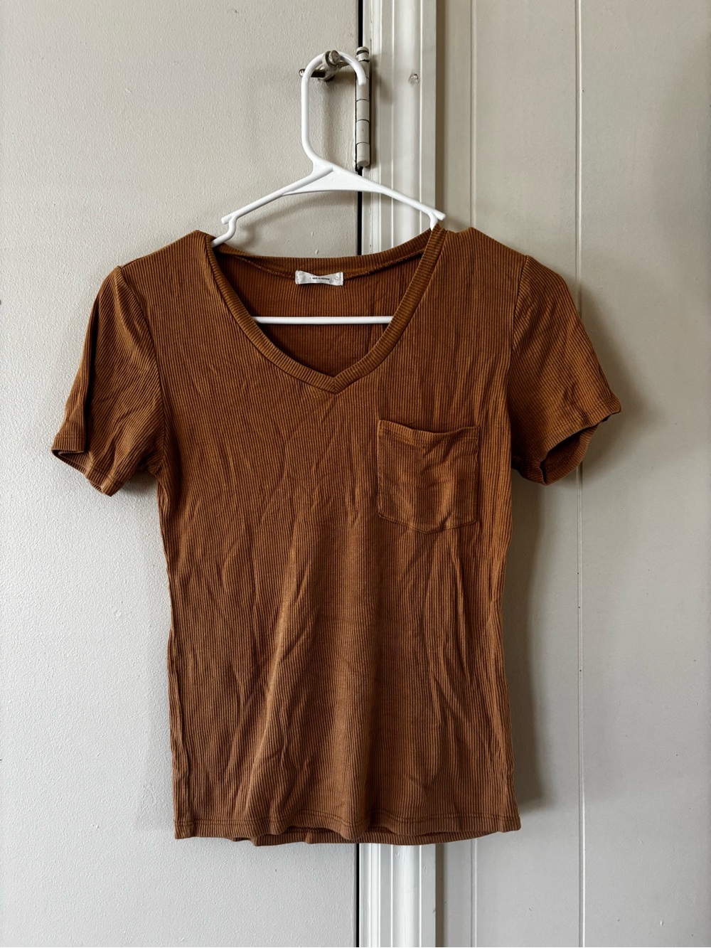 Active USA Ribbed V-Neck Short Sleeve Tee in Brown
